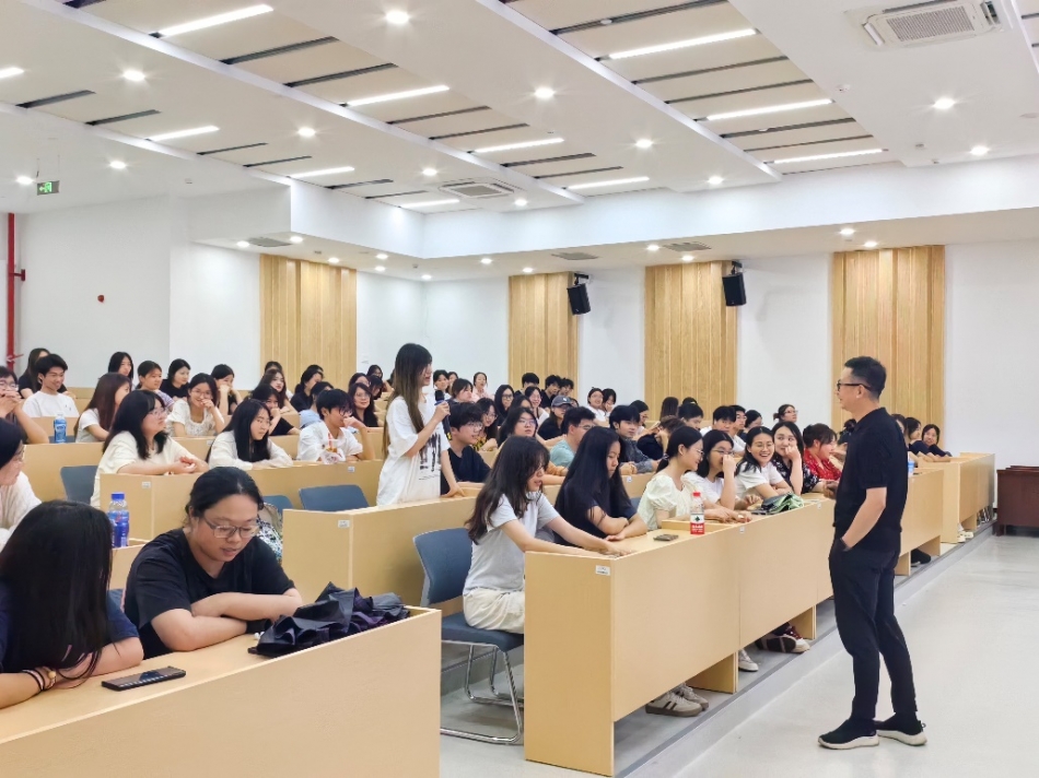 365英国官网顺利开展“洞察专业形势 规划成长航向”职业生涯规划讲座